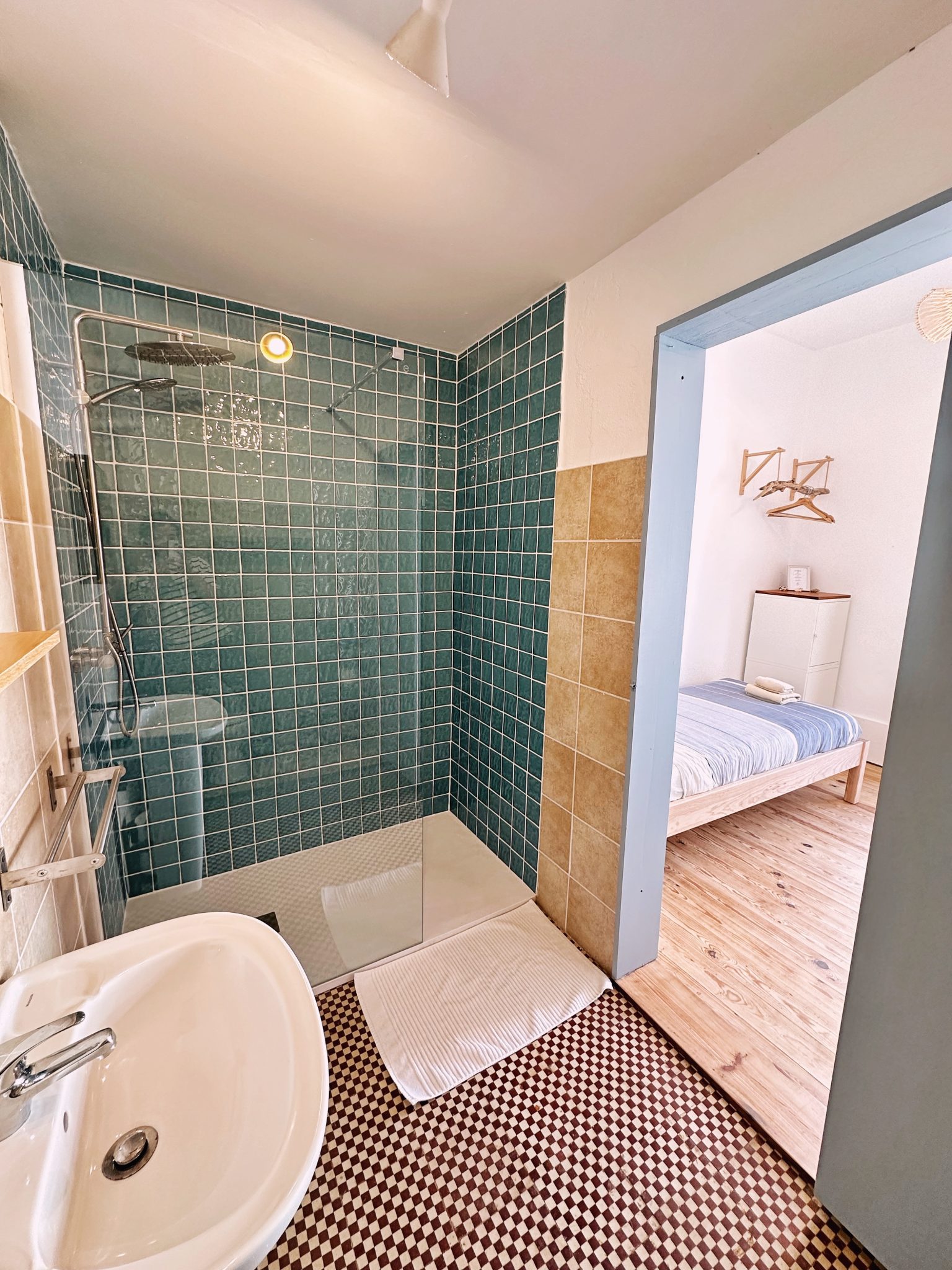 twin bedroom surf holiday sintra